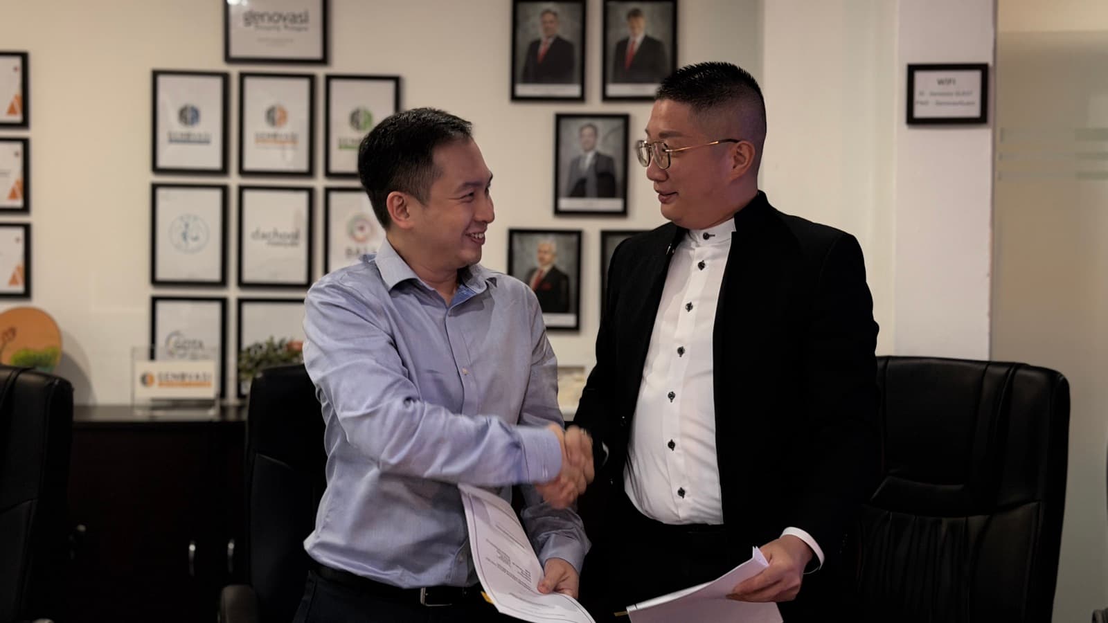 HMIOSS 与 Genovasi 机构活动的收尾画面